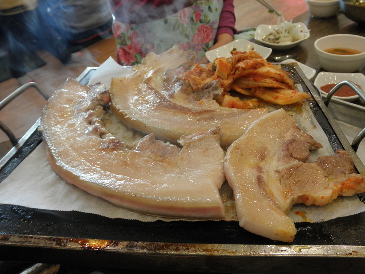 꺼먹돼지 이미지