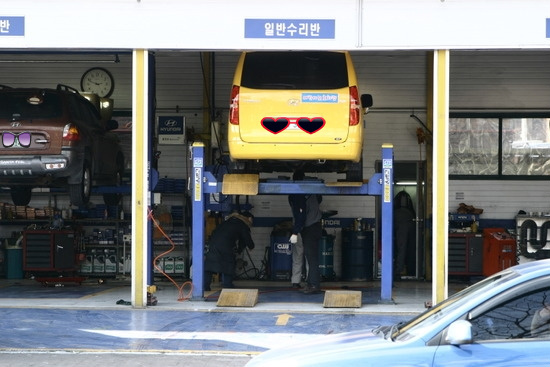 자동차 정비소 이미지