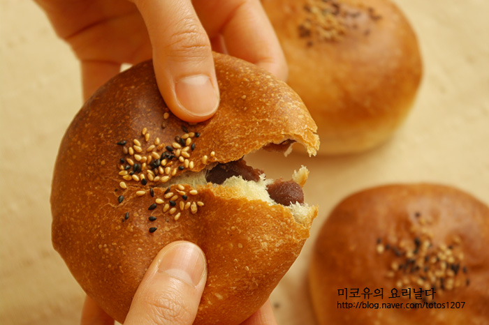 하얀 단팥빵 이미지