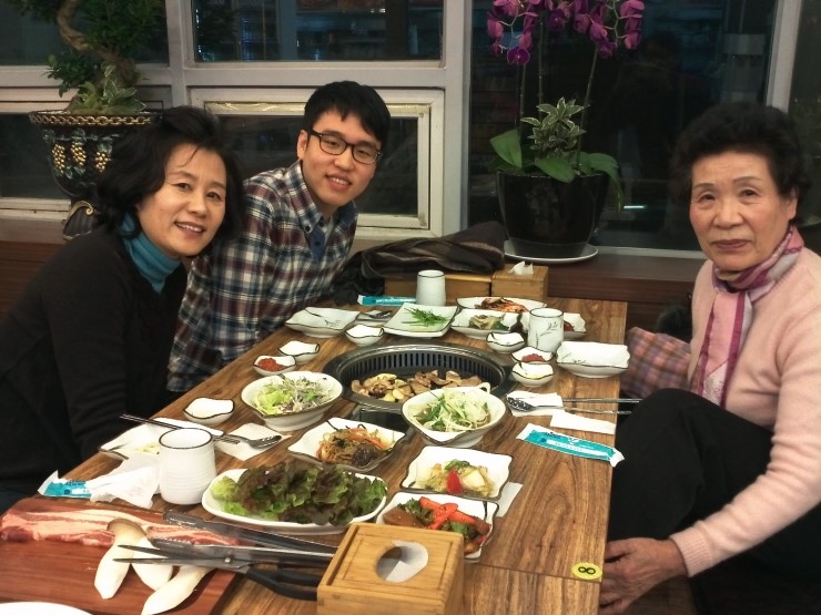 엄마의 고기 만찬 이미지