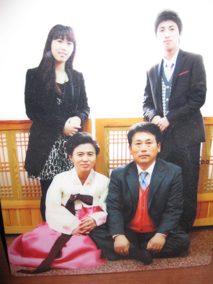 신례원침례교회 조집사님댁을 오랜만에 방문하여 가족사진을 사진으로 찰칵 두남매를 보니사위감과 며느리감으로 할렐루야 : 네이버 블로그