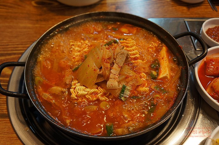 통돼지김치찌개 이미지