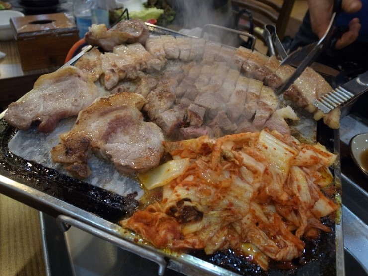 꺼먹돼지 이미지