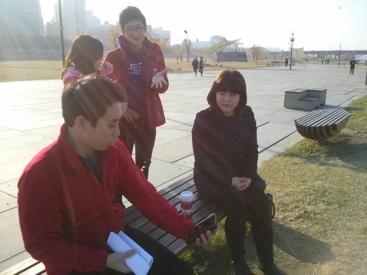 달리는청년들 이미지