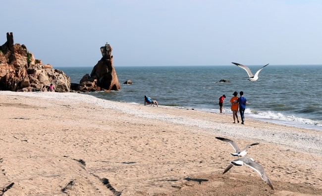 Seonnyeobawi Beach