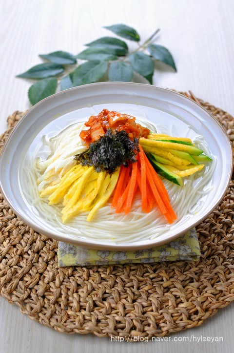꾸미국수 이미지