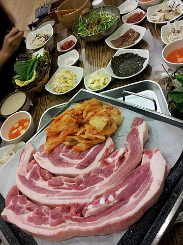 꺼먹돼지집 이미지