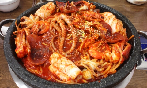 돌솟해물뼈찜 이미지