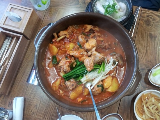 다래골한방옻닭 이미지