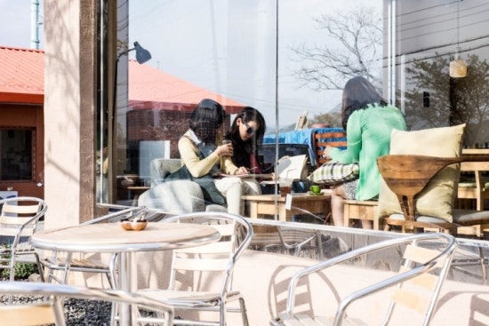 지붕위에커피잔 이미지