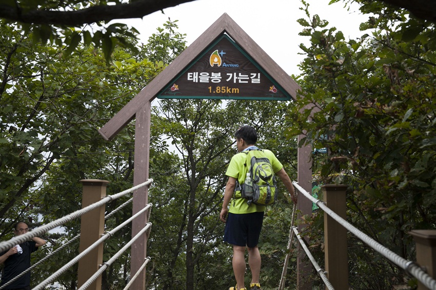 태을봉과 주변 봉우리 이미지