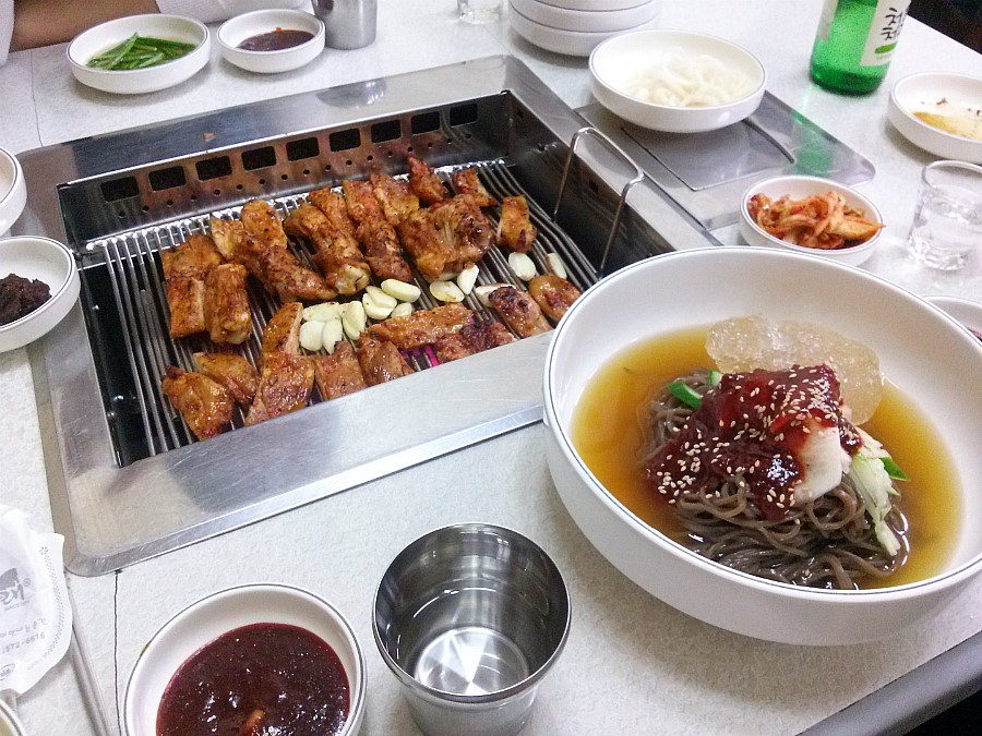 참나무숯불에닭이만나는순간 이미지