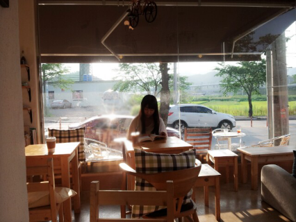 지붕위에커피잔 이미지