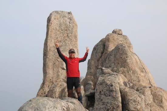 절벽 위 바위 이미지