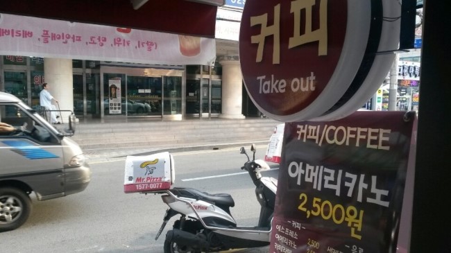 커피 내리는 남자 이미지