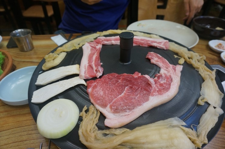 선사시대꺼먹돼지 이미지