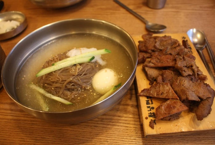 육쌈냉면 이미지