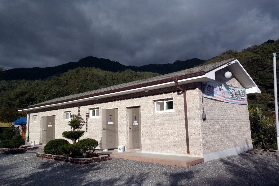 소나무와 계곡 캠핑장 이미지