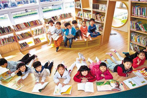 어린이도서관책읽는엄마책읽는아이 이미지