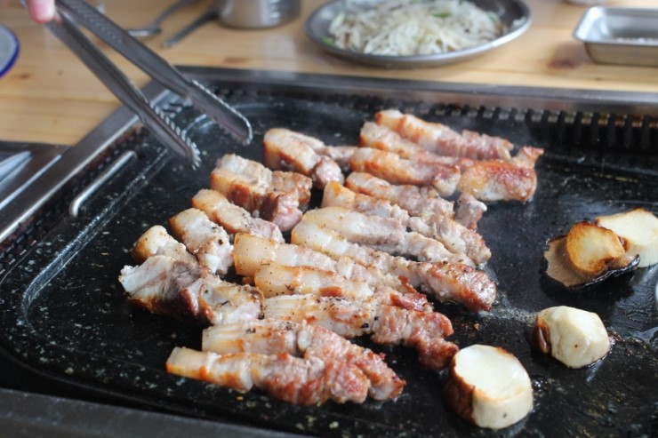 쫄면돼지 이미지