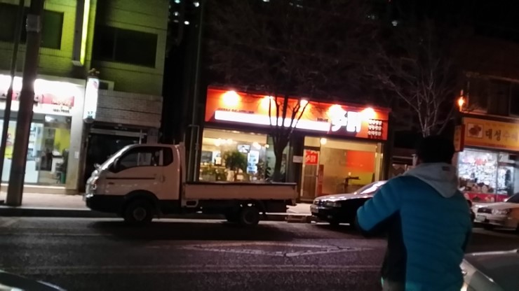 마당나온수탉 이미지
