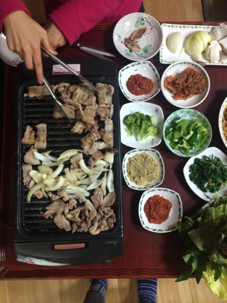 엄마의 고기 만찬 이미지