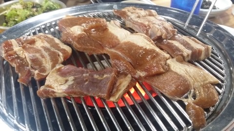 꿀꿀이숯불구이 이미지