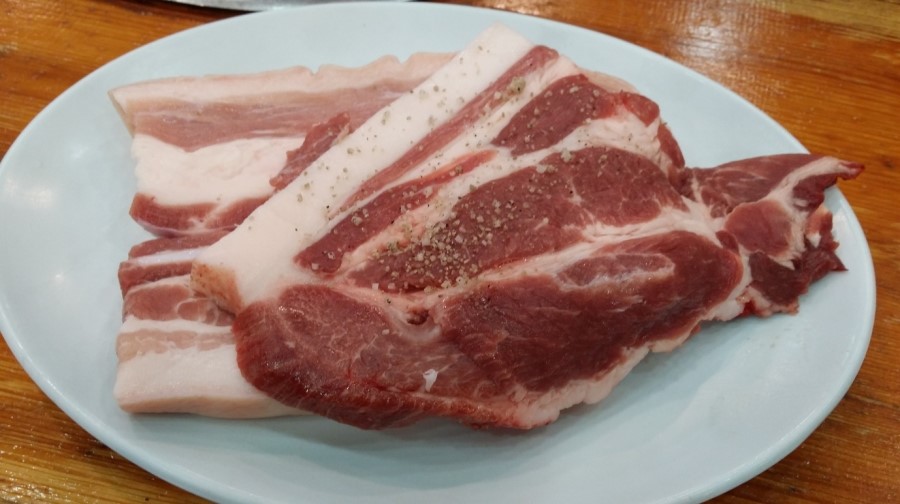 꿀꿀이통돼지왕소금구이 이미지