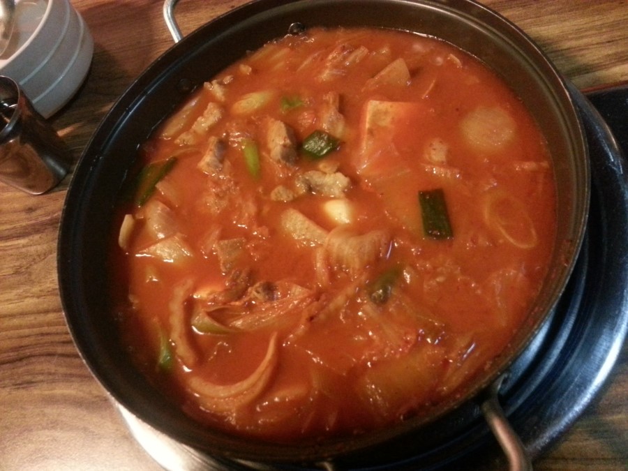 돼지고기듬뿍넣은김치찌개 이미지
