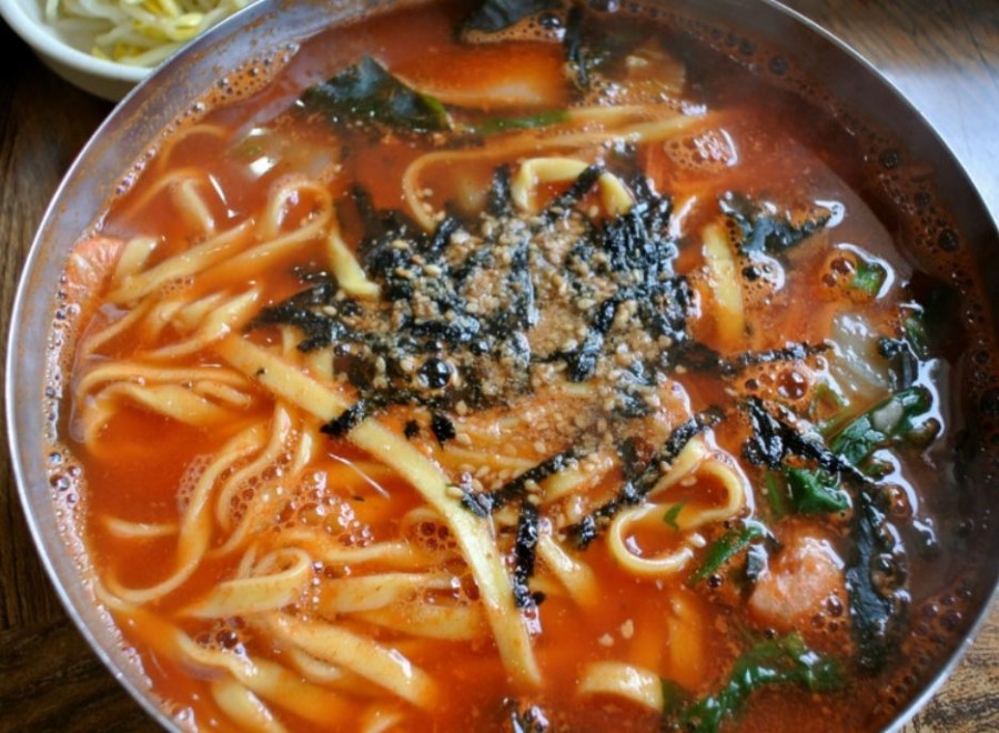 얼큰칼국수 이미지