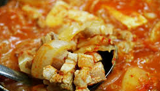 돼지고기듬뿍넣은김치찌개 이미지