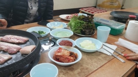 꺼먹돼지 이미지