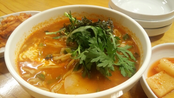 만두품은칼국수 이미지