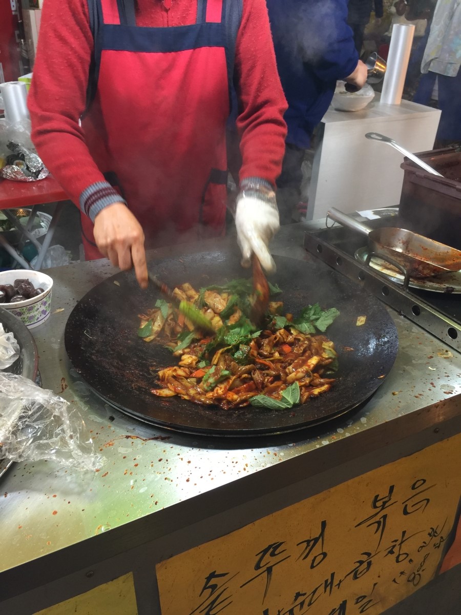 솥뚜껑야채곱창볶음 이미지