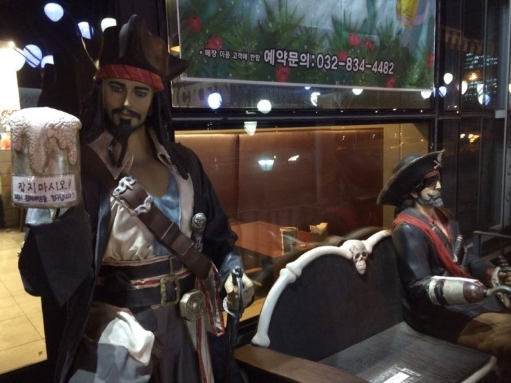 쌀쌀맞은닭 이미지