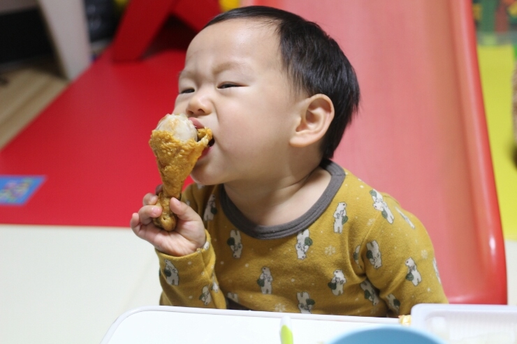 닭다리잡고삐약 이미지