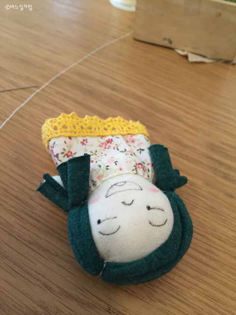 바느질하는바리스타 이미지