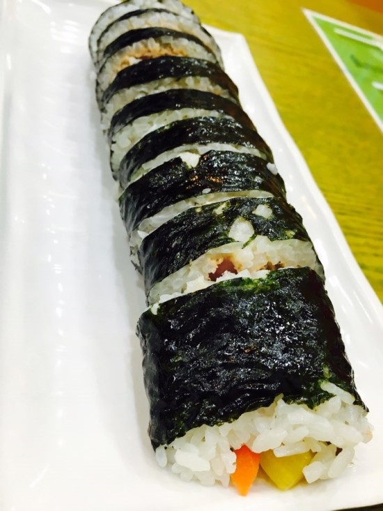 토마토김밥 이미지