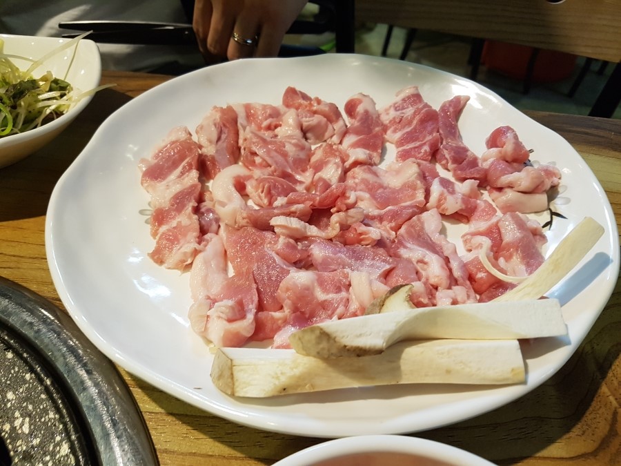 황금돼지삼겹뒷고기 이미지