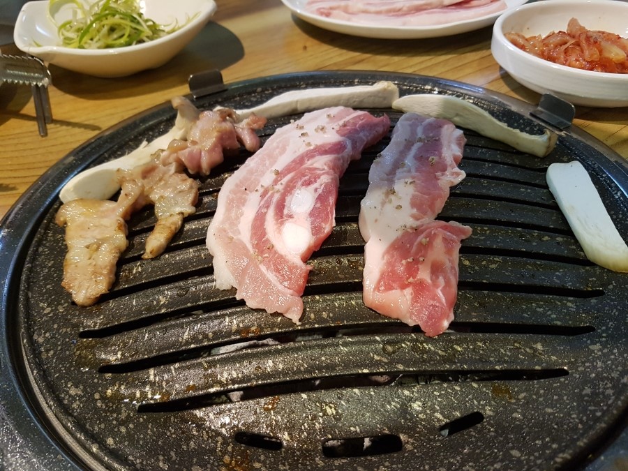 황금돼지삼겹뒷고기 이미지