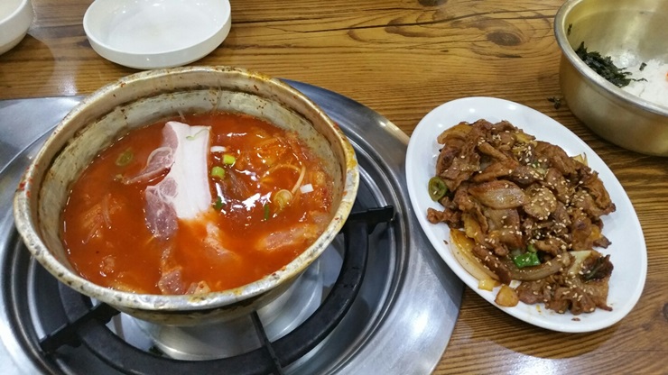 양푼생고기김치찌개 이미지