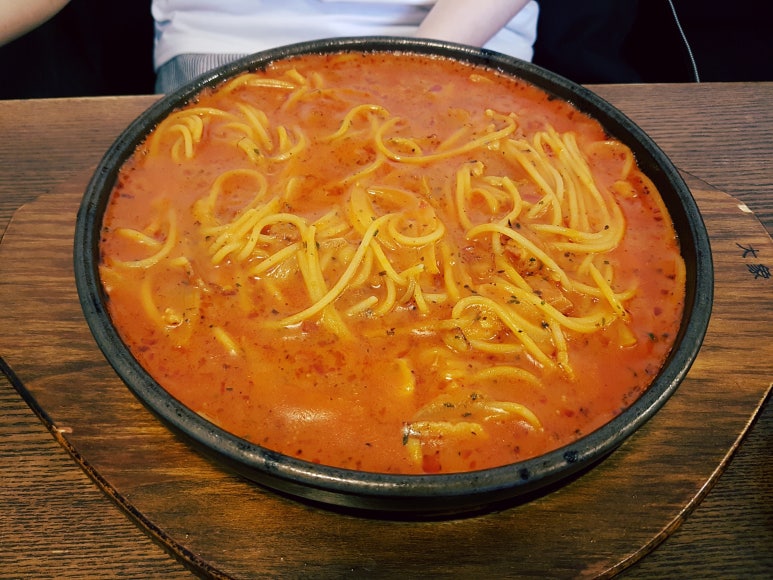 뚝배기스파게티 이미지