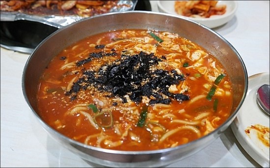 얼큰칼국수 이미지