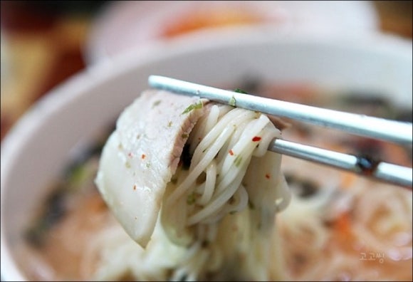 고기먹는국수 이미지