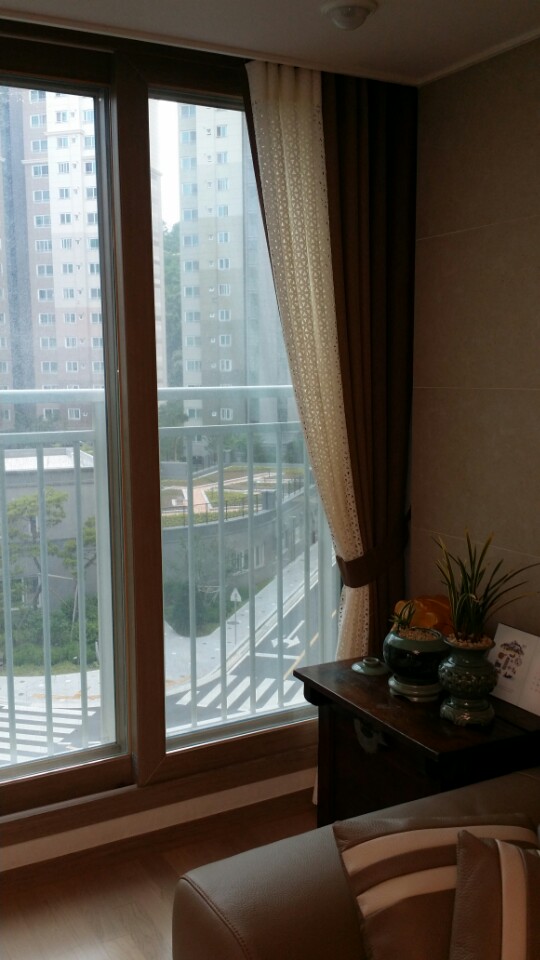 벽과창커튼 이미지