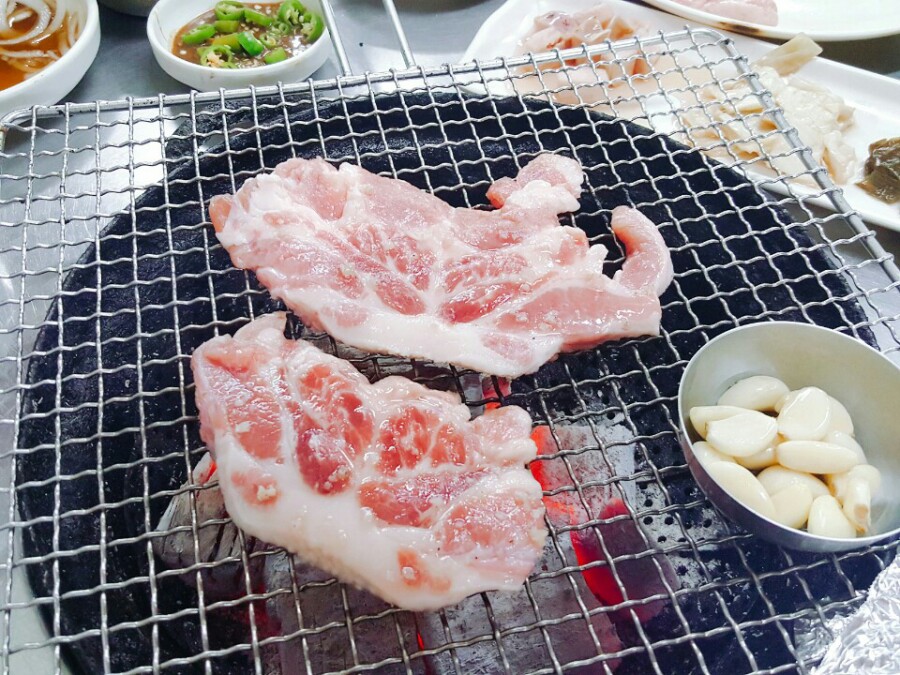 지리산흑돼지뒷통구이 이미지
