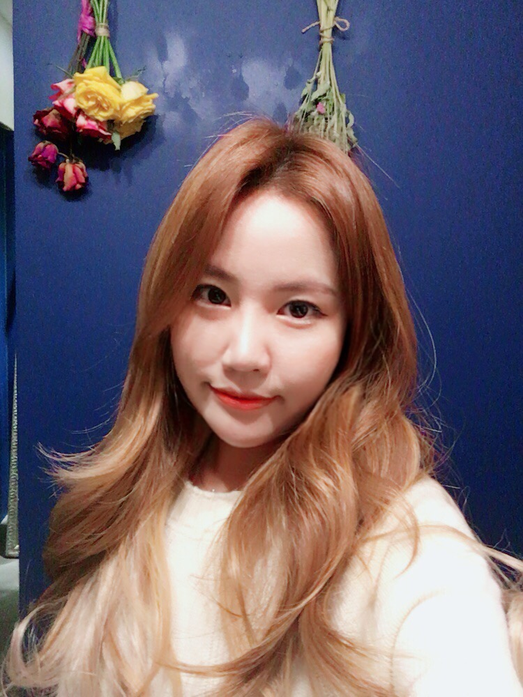 그녀의커피잔 이미지