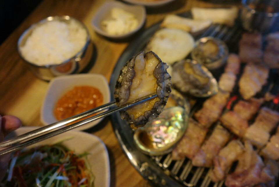 꺼멍집 이미지
