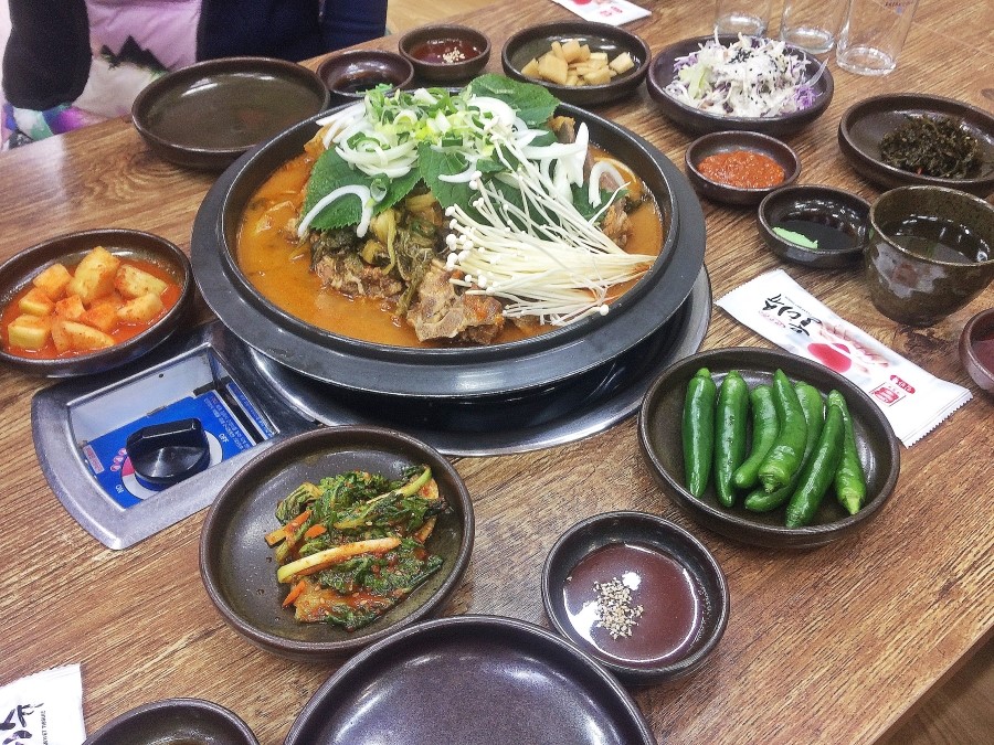 통묵은지 감자탕 이미지