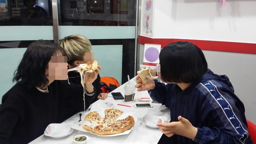 또래오래치킨피자 이미지